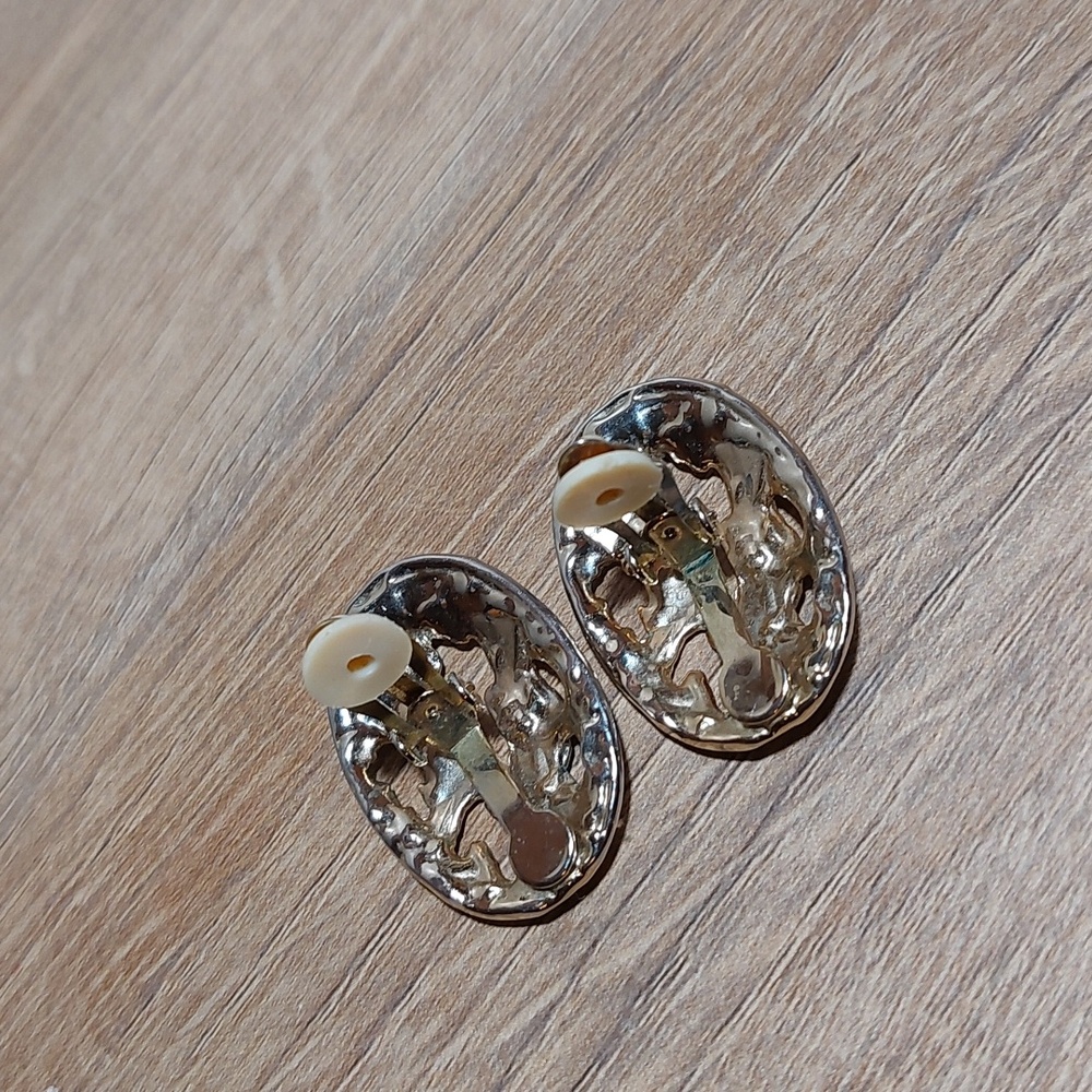 Vintage Textured Cutout Detailing Oval Shaped Silver Tone Clip On Earrings - Picture 4 of 6